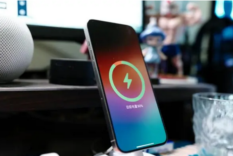鸡冠苹果15换屏服务分享用什么充电器给iPhone15充电更好 